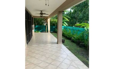 Venta de hermosa casa en Embassy Gardens ubicadaen Clayton