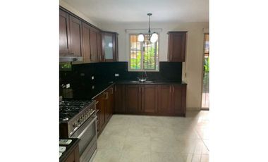 Venta de hermosa casa en Embassy Gardens ubicadaen Clayton
