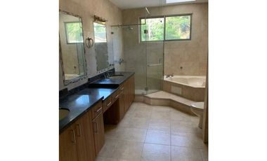 Venta de hermosa casa en Embassy Gardens ubicadaen Clayton