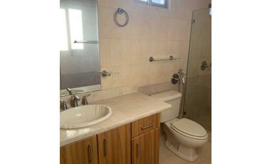 Venta de hermosa casa en Embassy Gardens ubicadaen Clayton