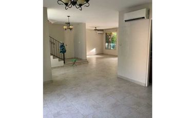 Venta de hermosa casa en Embassy Gardens ubicadaen Clayton