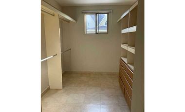 Venta de hermosa casa en Embassy Gardens ubicadaen Clayton