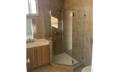 Venta de hermosa casa en Embassy Gardens ubicadaen Clayton