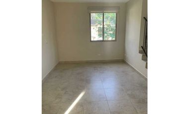 Venta de hermosa casa en Embassy Gardens ubicadaen Clayton
