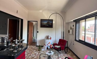 Casa - Lote propio - Para 2 familias - Jardin - Pileta - Garage