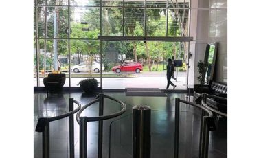 Hermosa oficina lista para ocupar. Tres divisiones para espacios separ