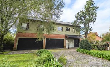 Venta Chalet con pileta en Rumenco