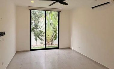 PRECIOSA CASA DE UNA PLANTA EN PRIVADA CON AMENIDADES AL NORTE DE MERIDA