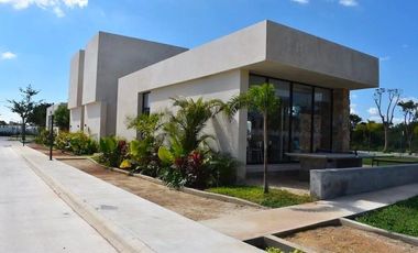 PRECIOSA CASA DE UNA PLANTA EN PRIVADA CON AMENIDADES AL NORTE DE MERIDA