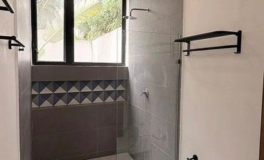 PRECIOSA CASA DE UNA PLANTA EN PRIVADA CON AMENIDADES AL NORTE DE MERIDA