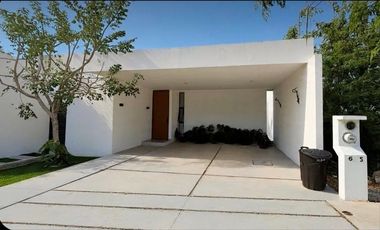 PRECIOSA CASA DE UNA PLANTA EN PRIVADA CON AMENIDADES AL NORTE DE MERIDA