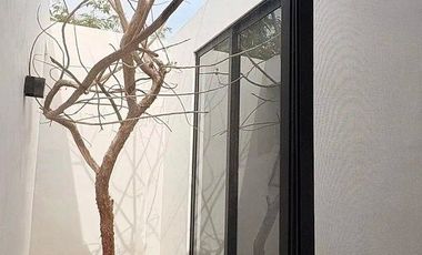PRECIOSA CASA DE UNA PLANTA EN PRIVADA CON AMENIDADES AL NORTE DE MERIDA