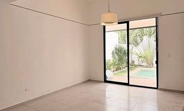 PRECIOSA CASA DE UNA PLANTA EN PRIVADA CON AMENIDADES AL NORTE DE MERIDA