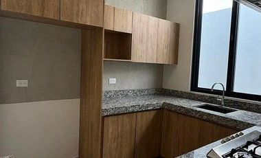 PRECIOSA CASA DE UNA PLANTA EN PRIVADA CON AMENIDADES AL NORTE DE MERIDA