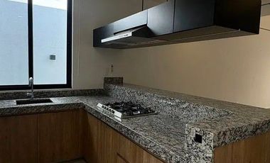 PRECIOSA CASA DE UNA PLANTA EN PRIVADA CON AMENIDADES AL NORTE DE MERIDA