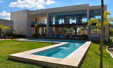 PRECIOSA CASA DE UNA PLANTA EN PRIVADA CON AMENIDADES AL NORTE DE MERIDA
