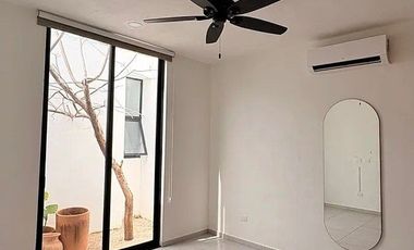 PRECIOSA CASA DE UNA PLANTA EN PRIVADA CON AMENIDADES AL NORTE DE MERIDA