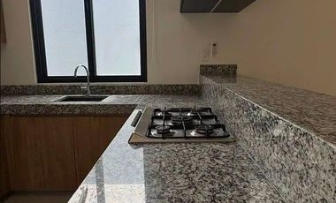 PRECIOSA CASA DE UNA PLANTA EN PRIVADA CON AMENIDADES AL NORTE DE MERIDA