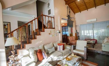 Casa de 7 ambientes en venta, en Villa Martelli.