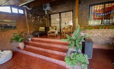 Casa de 7 ambientes en venta, en Villa Martelli.