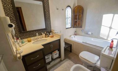 Casa de 7 ambientes en venta, en Villa Martelli.