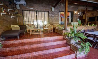 Casa de 7 ambientes en venta, en Villa Martelli.