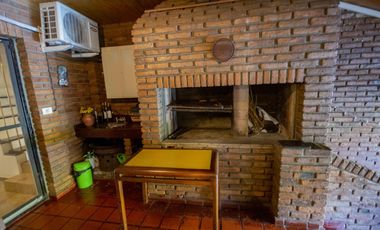 Casa de 7 ambientes en venta, en Villa Martelli.