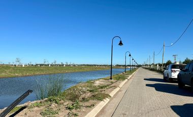 VENTA - Lote  500m2 Fondo Norte - Alhajamiento pago -  Funes Lakes