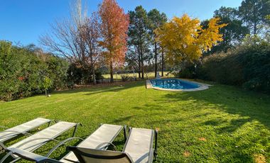 Casa en venta en Abril Club De Campo fondo golf 6 ambientes Hudson Berazategui