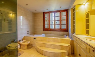 VENTA CASA 9 AMBIENTES - PILETA - LOTE PROPIO - BANFIELD