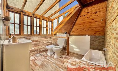 CHALET CLASICO EN BARRIO RESIDENC. CON COCHERA, 4 DORMIT. 2 BAÑOS Y DEPTO TRASERO