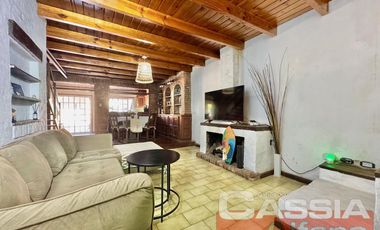 CHALET CLASICO EN BARRIO RESIDENC. CON COCHERA, 4 DORMIT. 2 BAÑOS Y DEPTO TRASERO