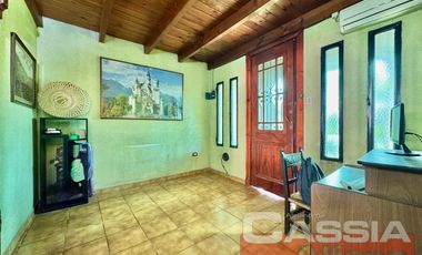 CHALET CLASICO EN BARRIO RESIDENC. CON COCHERA, 4 DORMIT. 2 BAÑOS Y DEPTO TRASERO