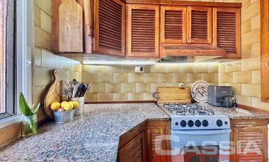 CHALET CLASICO EN BARRIO RESIDENC. CON COCHERA, 4 DORMIT. 2 BAÑOS Y DEPTO TRASERO
