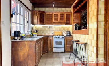 CHALET CLASICO EN BARRIO RESIDENC. CON COCHERA, 4 DORMIT. 2 BAÑOS Y DEPTO TRASERO