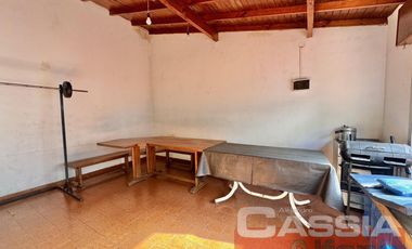 CHALET CLASICO EN BARRIO RESIDENC. CON COCHERA, 4 DORMIT. 2 BAÑOS Y DEPTO TRASERO