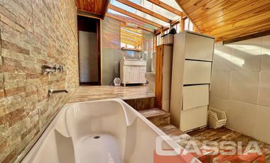 CHALET CLASICO EN BARRIO RESIDENC. CON COCHERA, 4 DORMIT. 2 BAÑOS Y DEPTO TRASERO