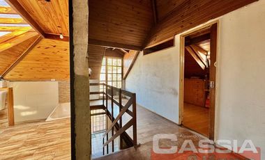 CHALET CLASICO EN BARRIO RESIDENC. CON COCHERA, 4 DORMIT. 2 BAÑOS Y DEPTO TRASERO