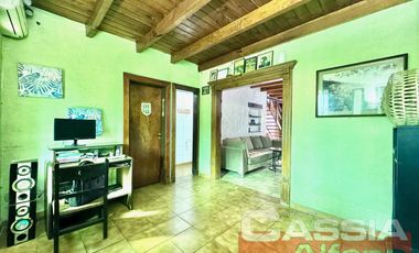 CHALET CLASICO EN BARRIO RESIDENC. CON COCHERA, 4 DORMIT. 2 BAÑOS Y DEPTO TRASERO