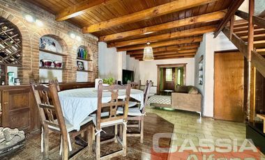 CHALET CLASICO EN BARRIO RESIDENC. CON COCHERA, 4 DORMIT. 2 BAÑOS Y DEPTO TRASERO