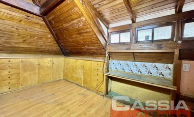 CHALET CLASICO EN BARRIO RESIDENC. CON COCHERA, 4 DORMIT. 2 BAÑOS Y DEPTO TRASERO