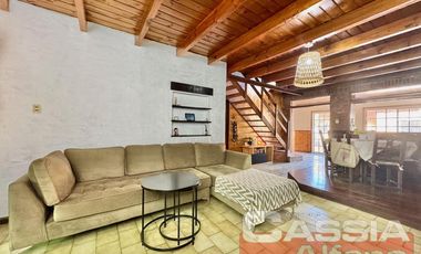 CHALET CLASICO EN BARRIO RESIDENC. CON COCHERA, 4 DORMIT. 2 BAÑOS Y DEPTO TRASERO
