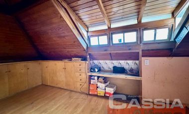 CHALET CLASICO EN BARRIO RESIDENC. CON COCHERA, 4 DORMIT. 2 BAÑOS Y DEPTO TRASERO