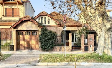 CHALET CLASICO EN BARRIO RESIDENC. CON COCHERA, 4 DORMIT. 2 BAÑOS Y DEPTO TRASERO