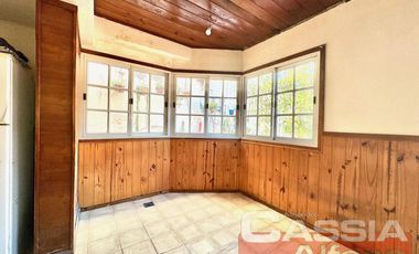 CHALET CLASICO EN BARRIO RESIDENC. CON COCHERA, 4 DORMIT. 2 BAÑOS Y DEPTO TRASERO