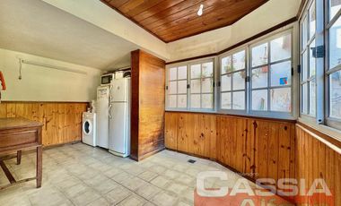 CHALET CLASICO EN BARRIO RESIDENC. CON COCHERA, 4 DORMIT. 2 BAÑOS Y DEPTO TRASERO