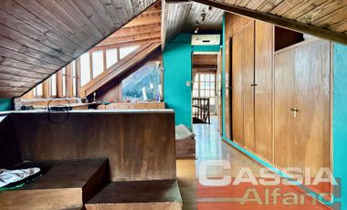 CHALET CLASICO EN BARRIO RESIDENC. CON COCHERA, 4 DORMIT. 2 BAÑOS Y DEPTO TRASERO