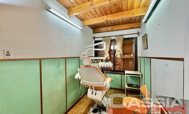 CHALET CLASICO EN BARRIO RESIDENC. CON COCHERA, 4 DORMIT. 2 BAÑOS Y DEPTO TRASERO