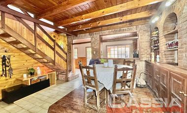 CHALET CLASICO EN BARRIO RESIDENC. CON COCHERA, 4 DORMIT. 2 BAÑOS Y DEPTO TRASERO