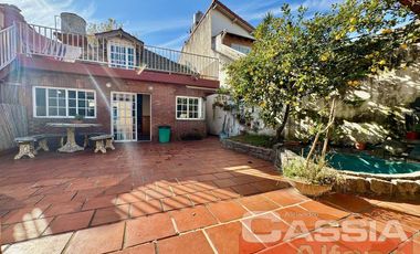 CHALET CLASICO EN BARRIO RESIDENC. CON COCHERA, 4 DORMIT. 2 BAÑOS Y DEPTO TRASERO